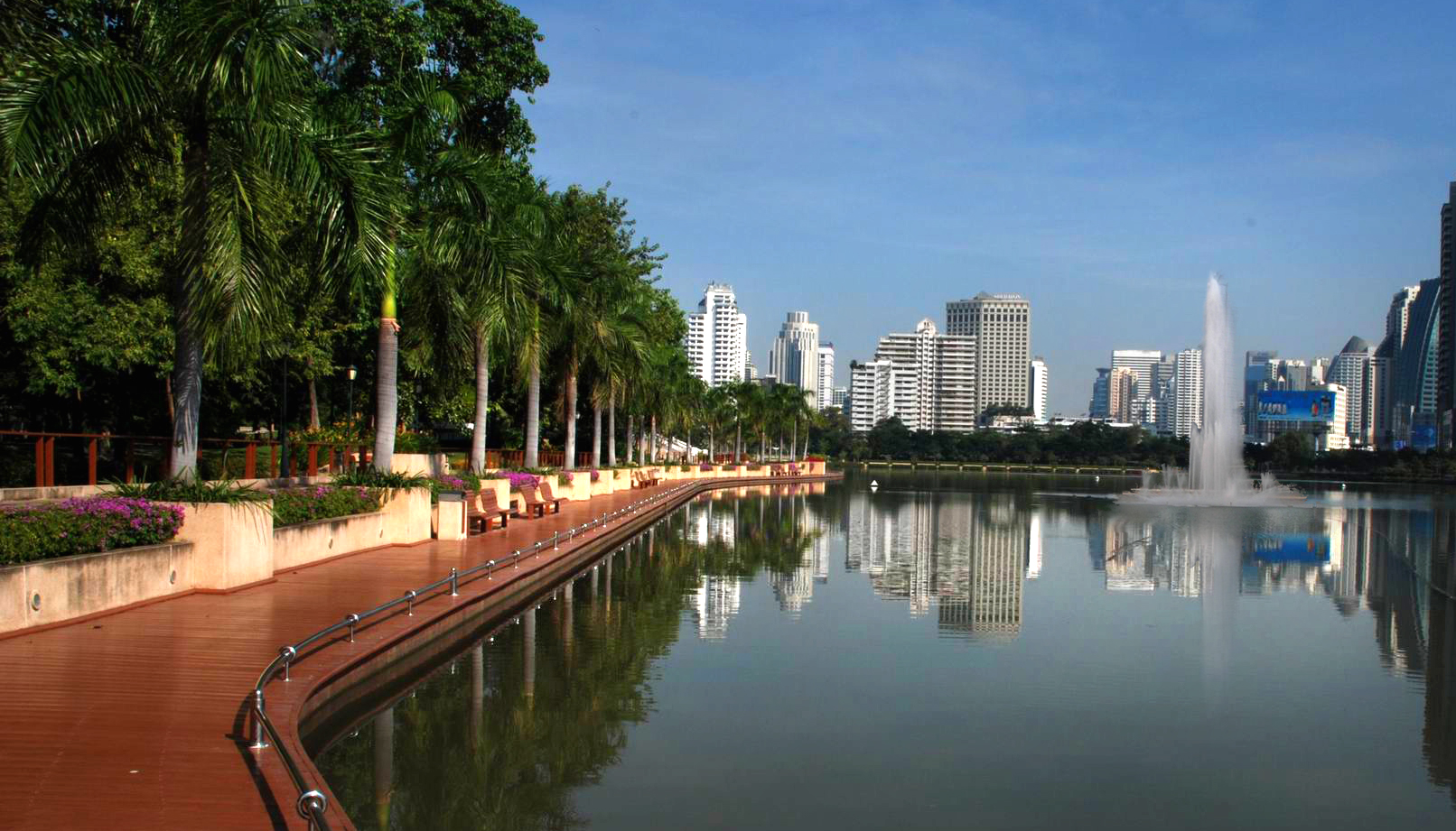 Люмпини бангкок. Бенджакити парк в Бангкоке. Парки Lumphini Бангкок. Парк Люмпини. Парк Люмпини / Lumpini Park.